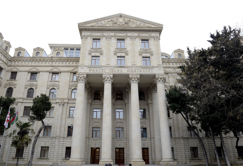 МИД Азербайджана осудил поставки Францией бронемашин в Армению