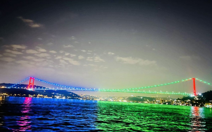 İstanbulun körpüləri Azərbaycan bayrağının rəngləri ilə işıqlandırılır