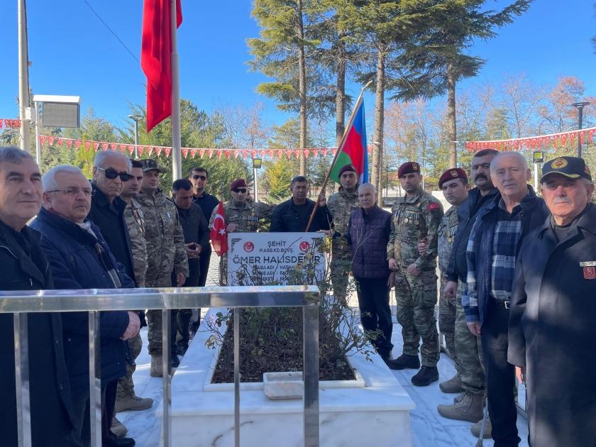 Vətən müharibəsi iştirakçıları türk şəhid Ömer Halisdemirin məzarını ziyarət ediblər