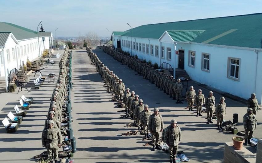 Hərbi hissələrdə sıra baxışları keçirilir, döyüş texnikası və silahlar yoxlanılır