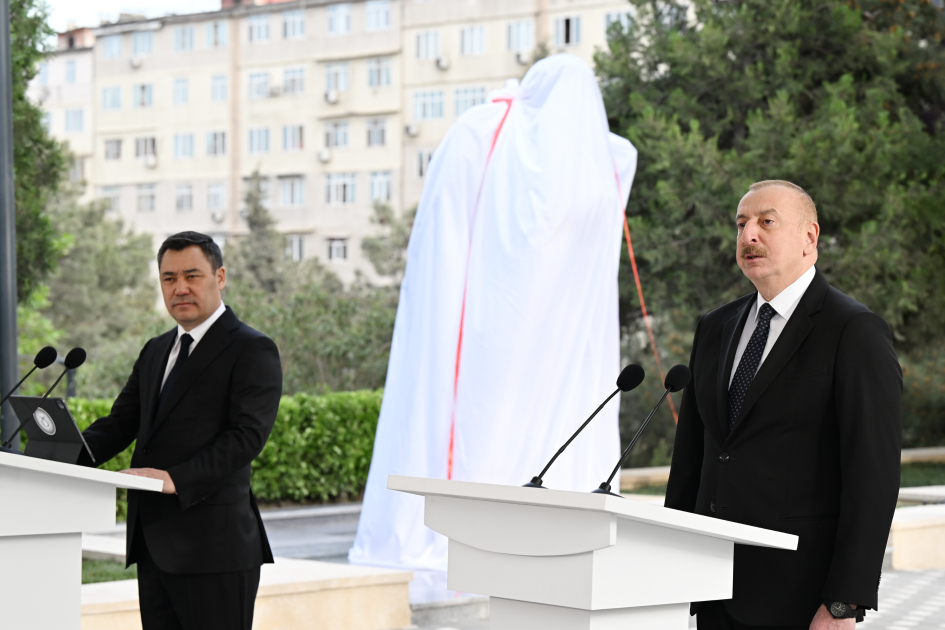 Les présidents Aliyev et Japarov participent au dévoilement de la statue de Tchinguiz Aïtmatov à Bakou