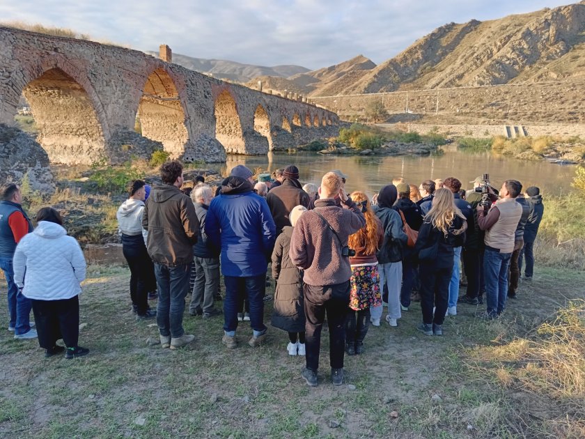 Dünya səyyahları Xudafərin körpüsü ilə tanış olublar