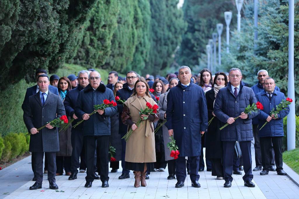 QHT-lərə Dövlət Dəstəyi Agentliyinin kollektivi Ümummilli Lider Heydər Əliyevin məzarını ziyarət edib