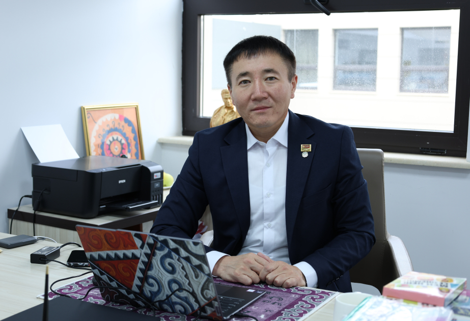 Şair Kıyalbek Akmatov: Ədəbiyyat Türk dünyasının mədəni birliyini möhkəmləndirir