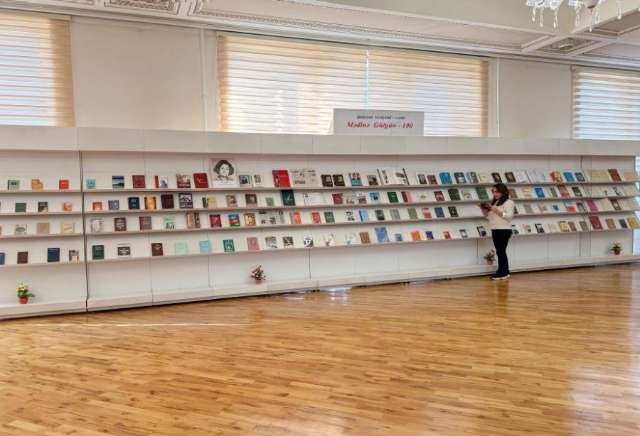 Tanınmış şairə Mədinə Gülgünün 100 illiyi münasibətilə kitab sərgisi açılıb