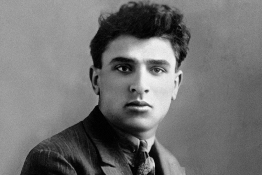 37-ci ilin repressiya qurbanı olan görkəmli şairin bu gün anım günüdür