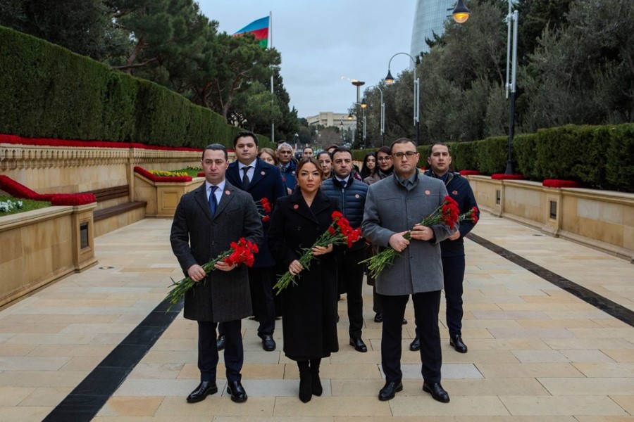 QHT-lərə Dövlət Dəstəyi Agentliyinin kollektivi Şəhidlər xiyabanını ziyarət edib