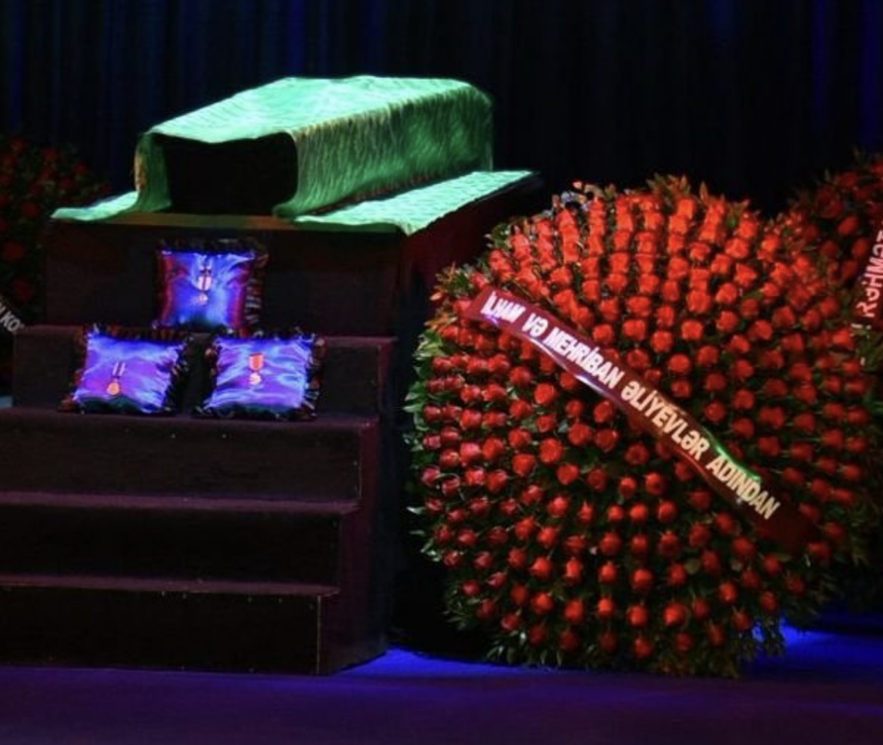 Prezident İlham Əliyev və Birinci xanım Mehriban Əliyeva Xalq artisti Rasim Balayevlə vida mərasiminə əklil göndərib