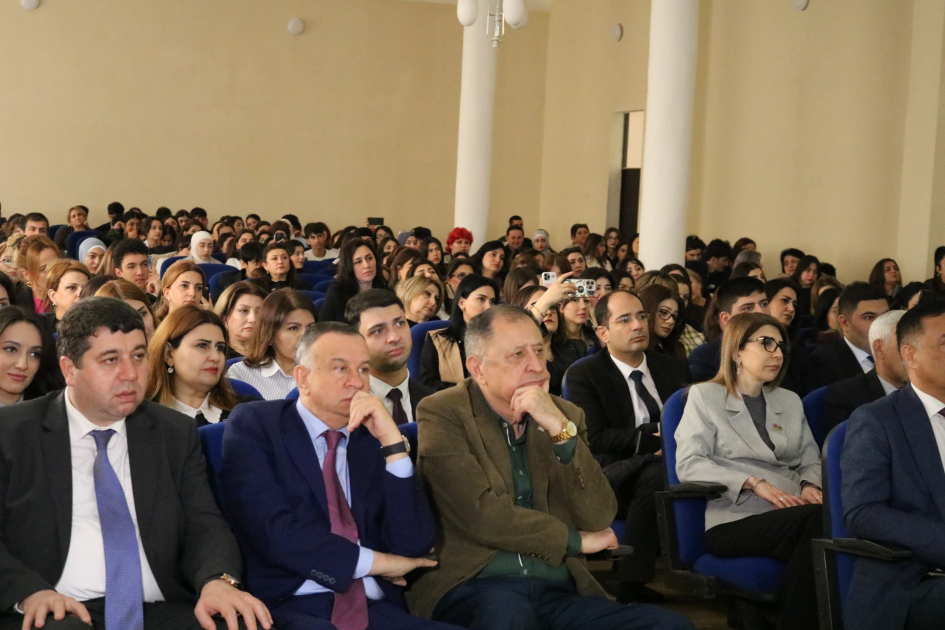 "Məni dinləyin!" adlı monotamaşa nümayiş olunub