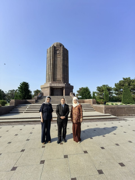 Özbəkistanlı alimlər Gəncədə Nizami Gəncəvi irsi ilə tanış olublar
