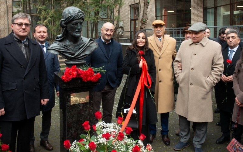 Inauguration d’un buste du grand poète azerbaïdjanais Nassimi à Moscou