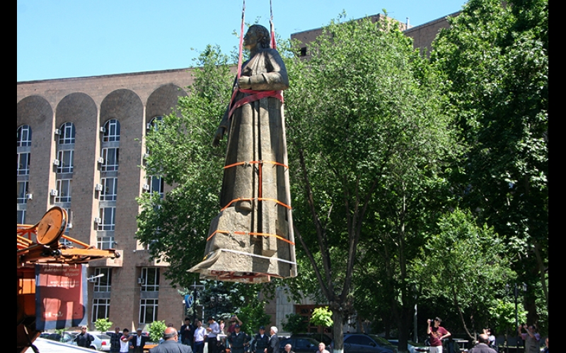 Faşist cəlladı Qaregin Njdenin heykəlinin kölgəsi Gürcüstanda da narahatçılığa səbəb olur