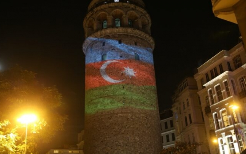 Türkiye ile Azerbaycan’ın birlik ve beraberliğinin göstergesi olarak Galata Kulesi’ne Azerbaycan bayrağı yansıtıldı.