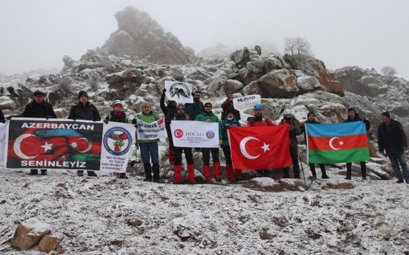 Türk dağcılar Hocalı şehitleri için tırmandı