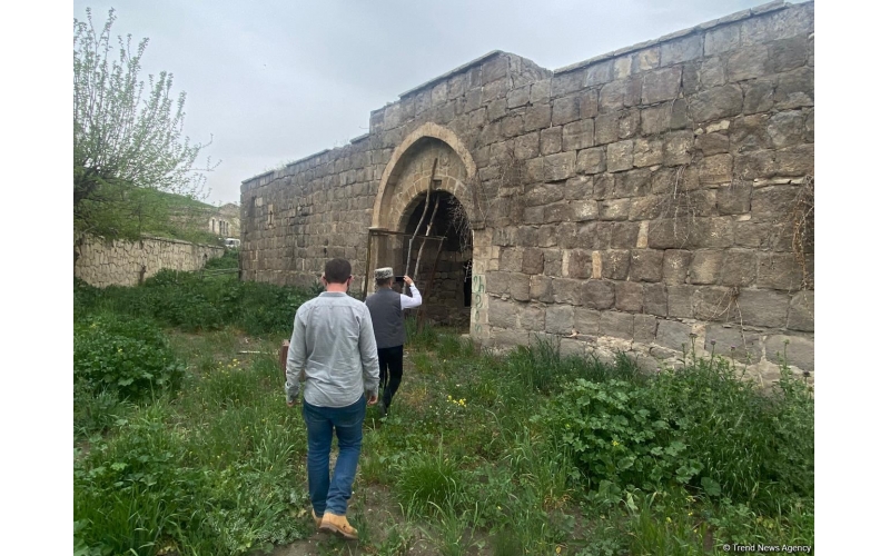 Israeli journalists visit roadside inn in Azerbaijan’s Fuzuli, turned into barn by Armenians during occupation