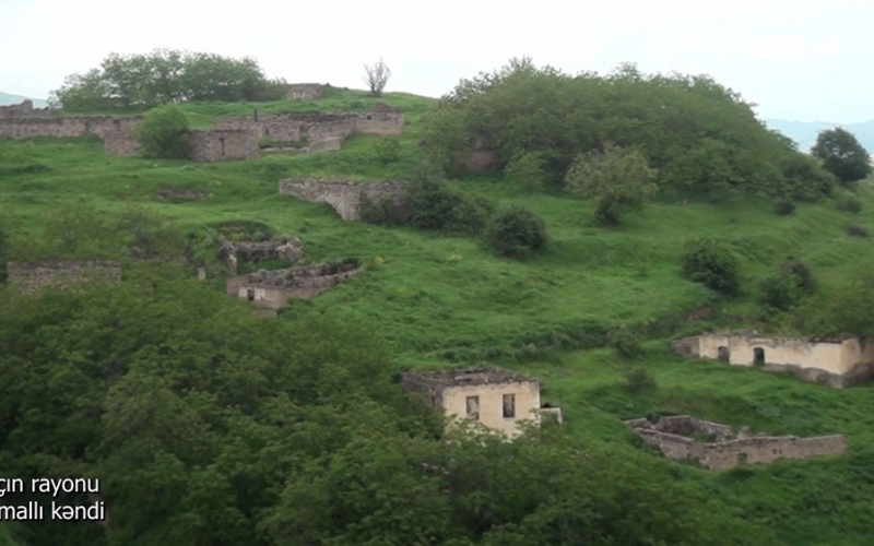 Le ministère de la Défense diffuse un village de Kamally de la région de Latchine