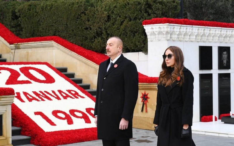 Le président Ilham Aliyev et la première dame Mehriban Aliyeva visitent l’Allée des Martyrs à l’occasion du 32e anniversaire de la tragédie du 20 Janvier