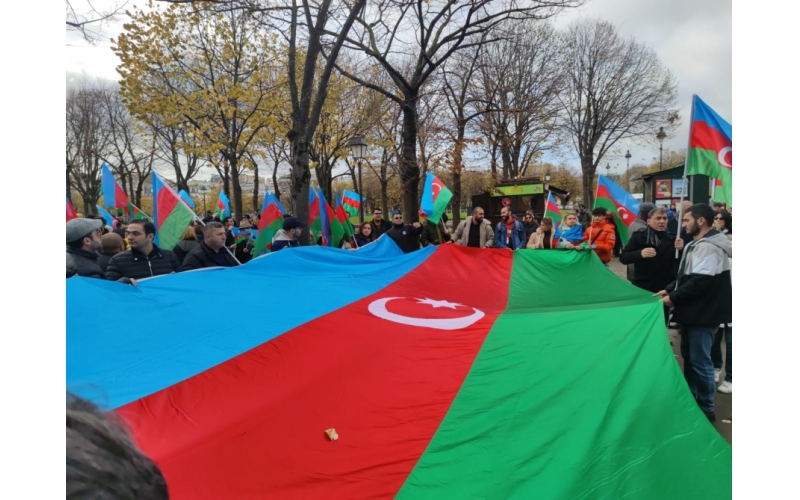 Paris : les membres de la diaspora azerbaïdjanaise manifestent devant l’Assemblée nationale