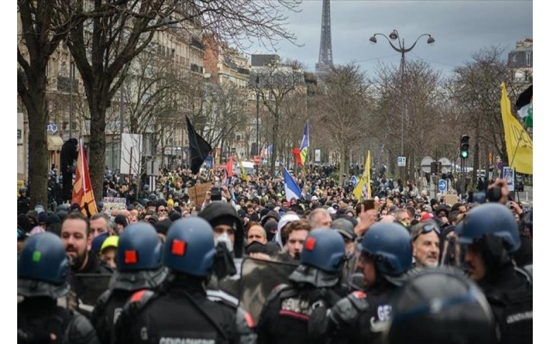 Parisdə pensiya islahatına qarşı kütləvi etiraz aksiyası keçirilib