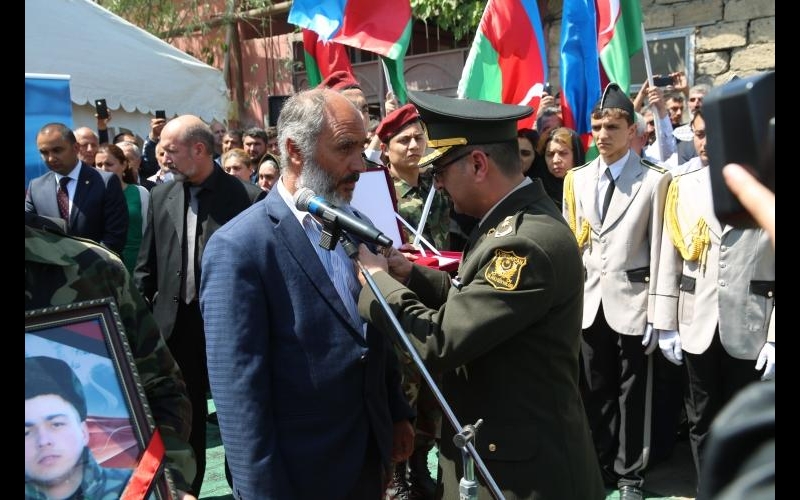 Şəhidin medalı atasına təqdim olundu